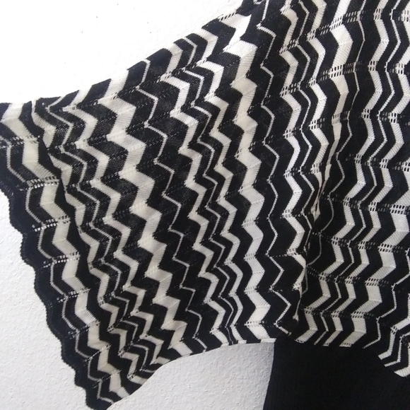 Rampage crochet semi sheer zigzag batwing sleeve top Size Medium - Picture 4 of 13